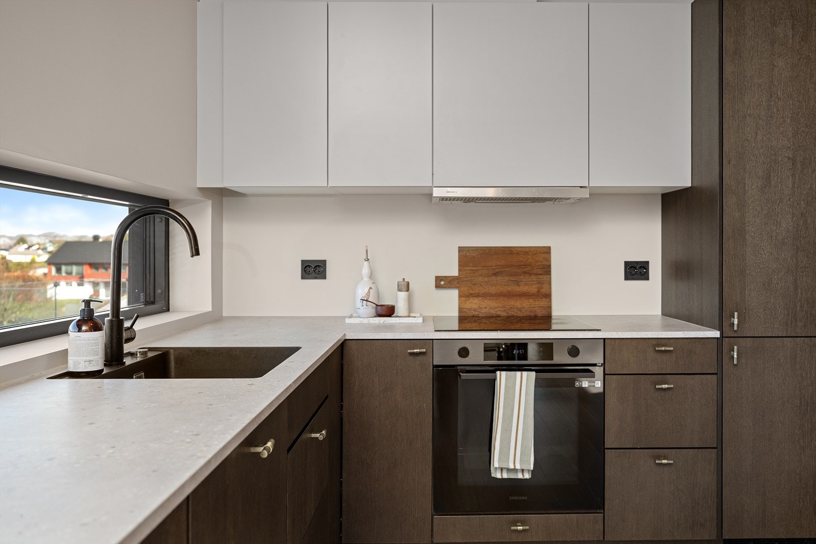 Kjøkkeninnredning med slette fronter og laminert benkeplate Galleribilde