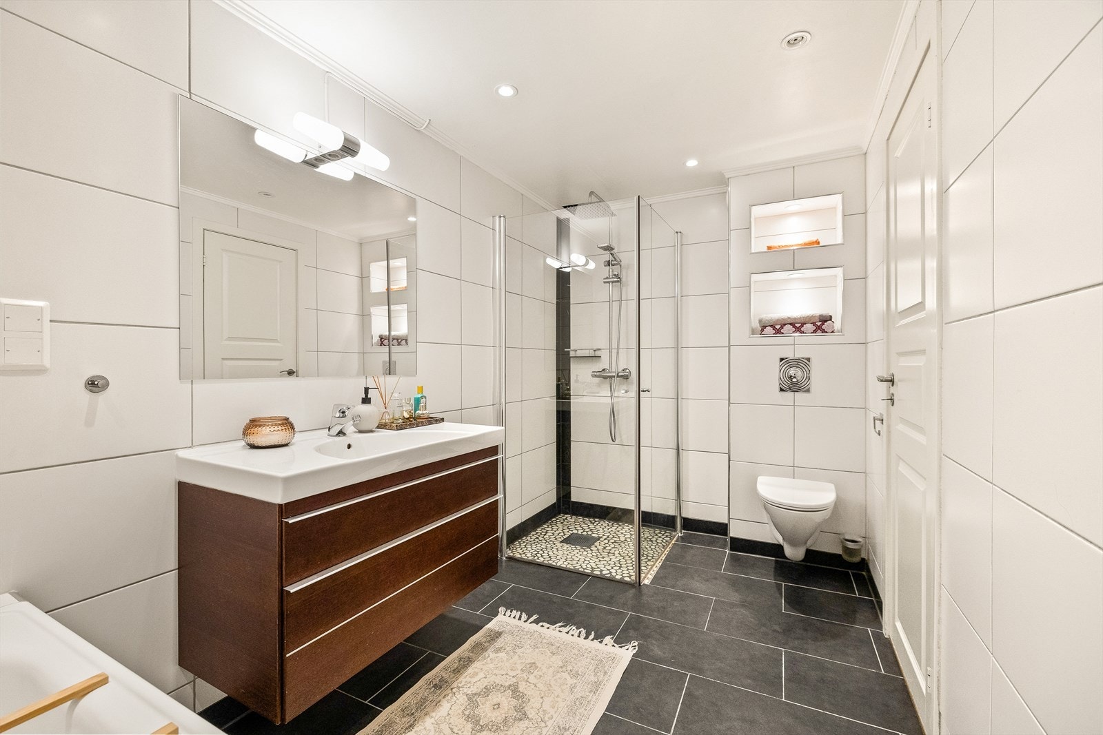 Her er det både badekar og dusj Galleribilde