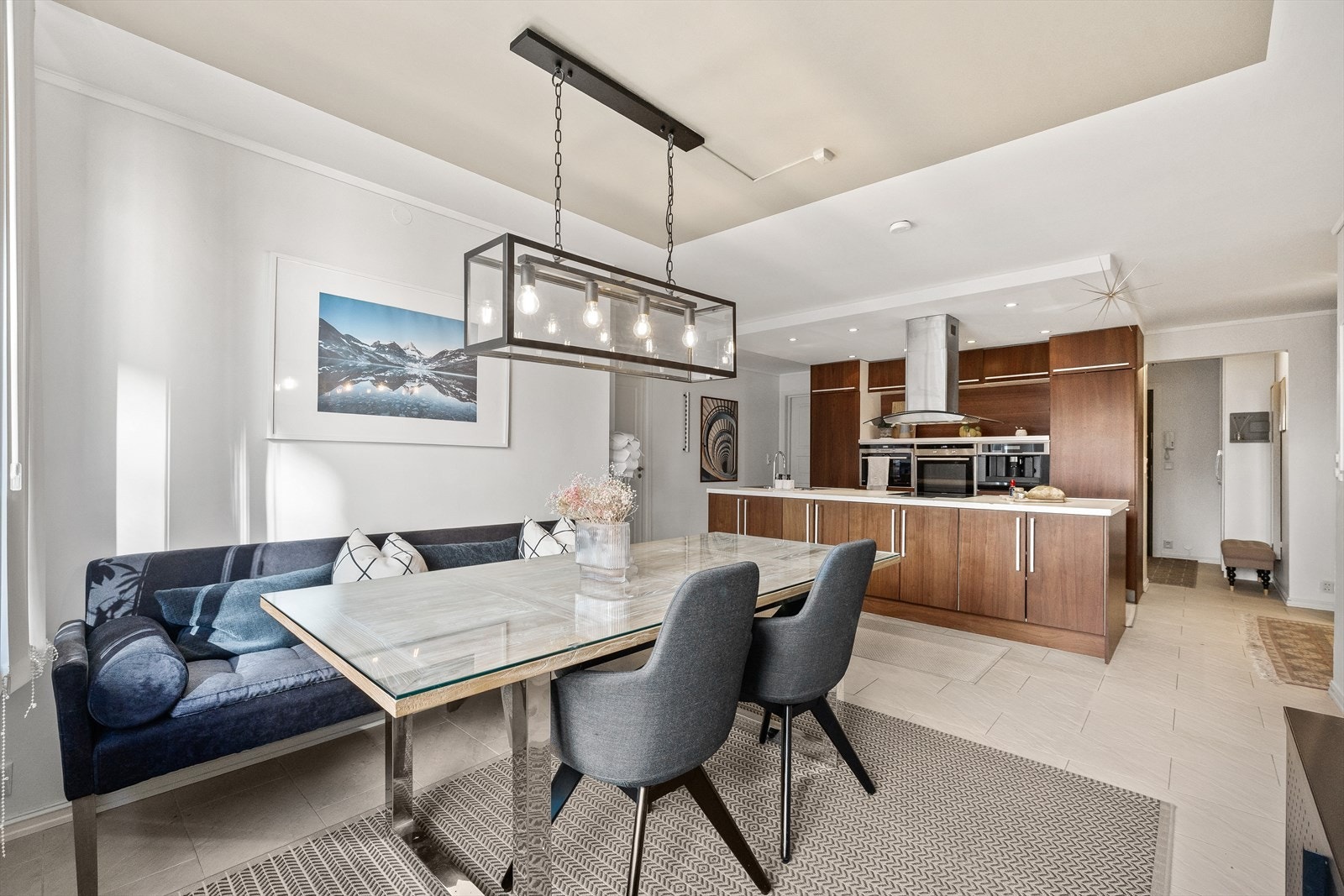 Kjøkkenet har god plass til egen spisesone, med langbord om ønskelig Galleribilde