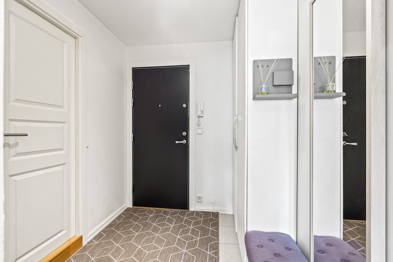 Entré med porttelefon og garderobeskap Galleribilde