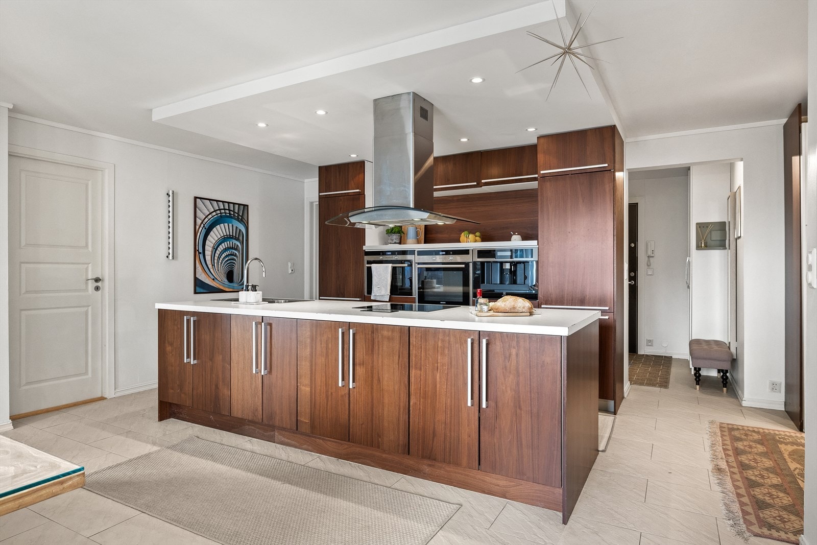 Her er det rikelig med skap- og benkeplass Galleribilde