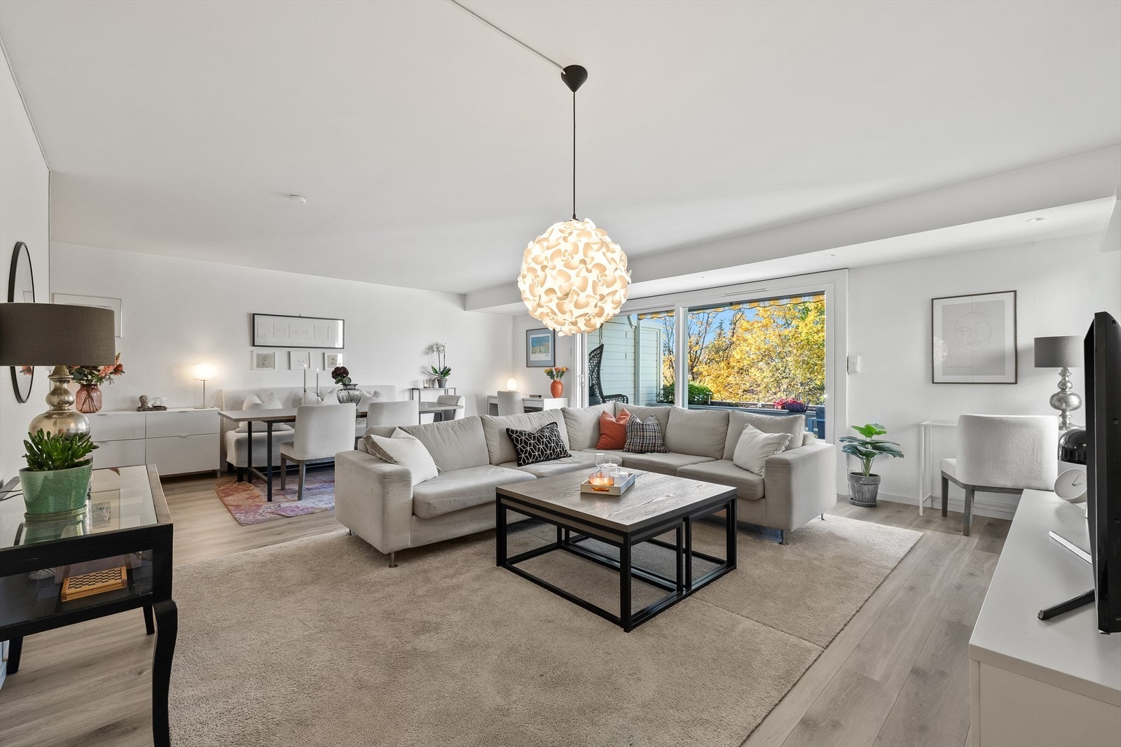 Stor og lys stue med gode møbleringsmuligheter Galleribilde