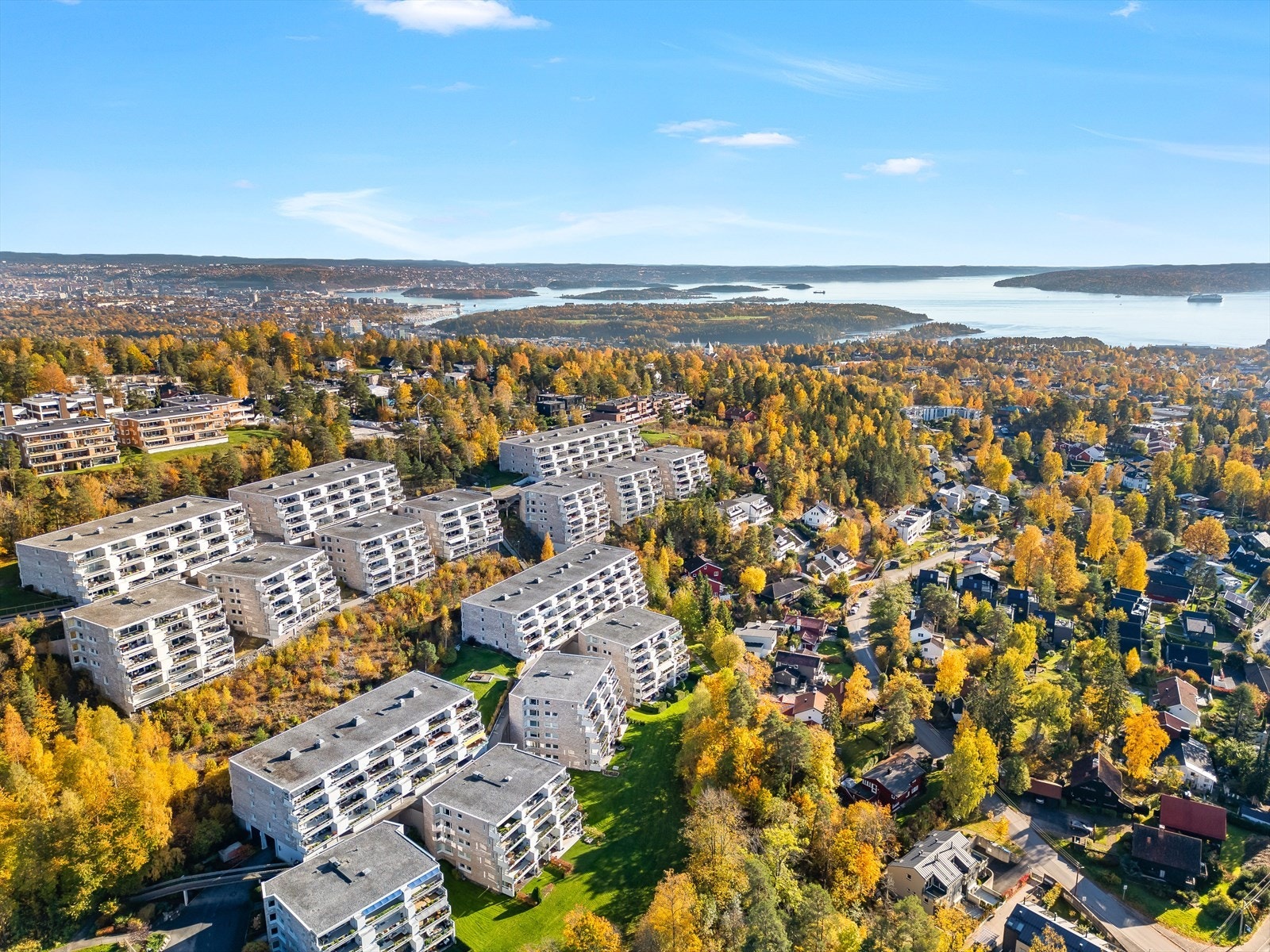 Sameiet har et felles treningsrom (sykler, tredemøller, apparater og frivekter) som kan benyttes hele året for bare kr 500/år Galleribilde