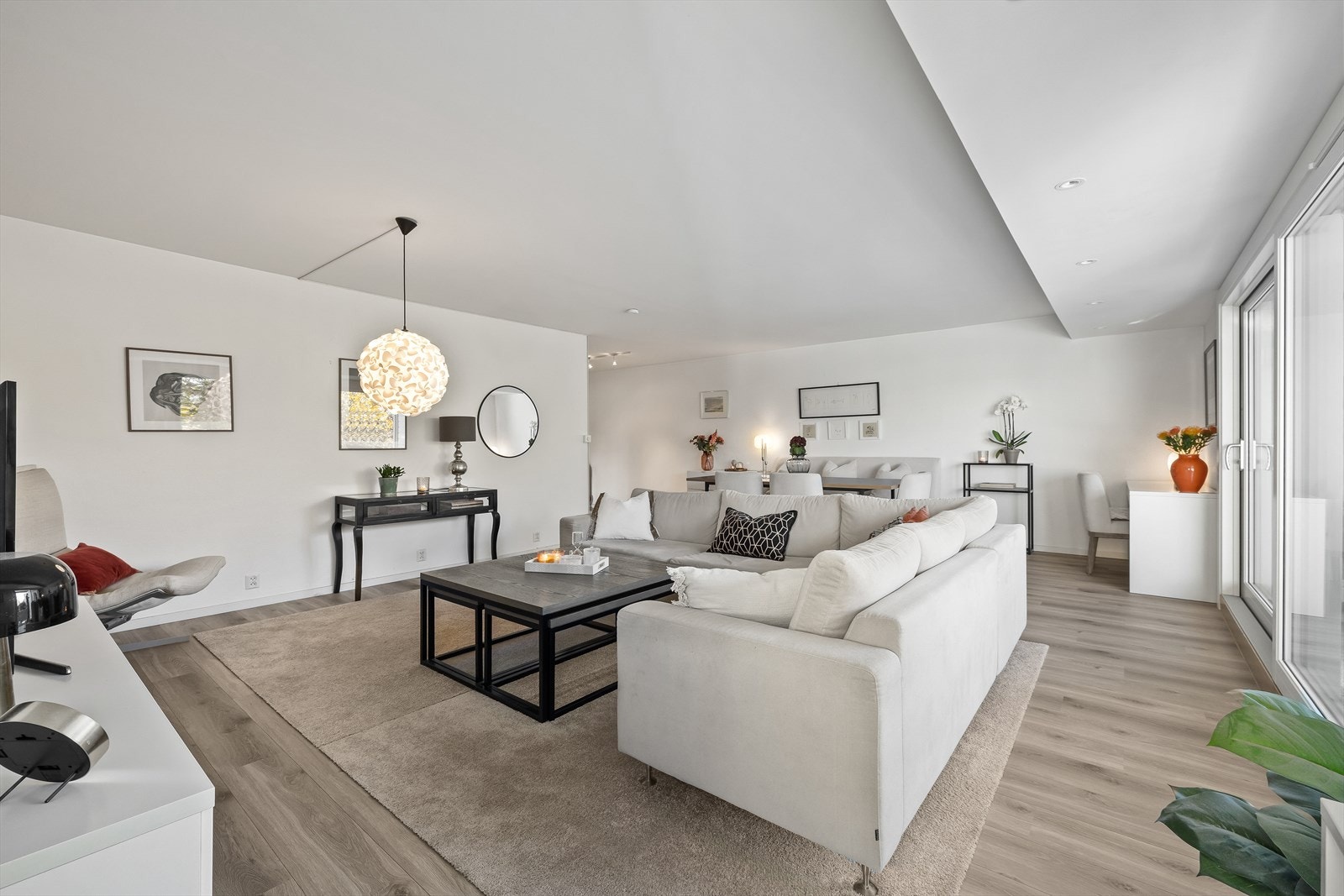 Pent med spotter i tak Galleribilde