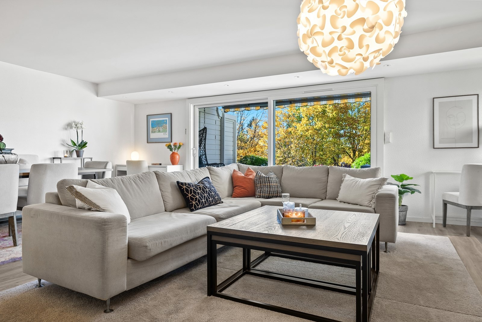 Mulighet for å dele stuen inn i soner med f.eks spisegruppe og en tv/sofa gruppe Galleribilde