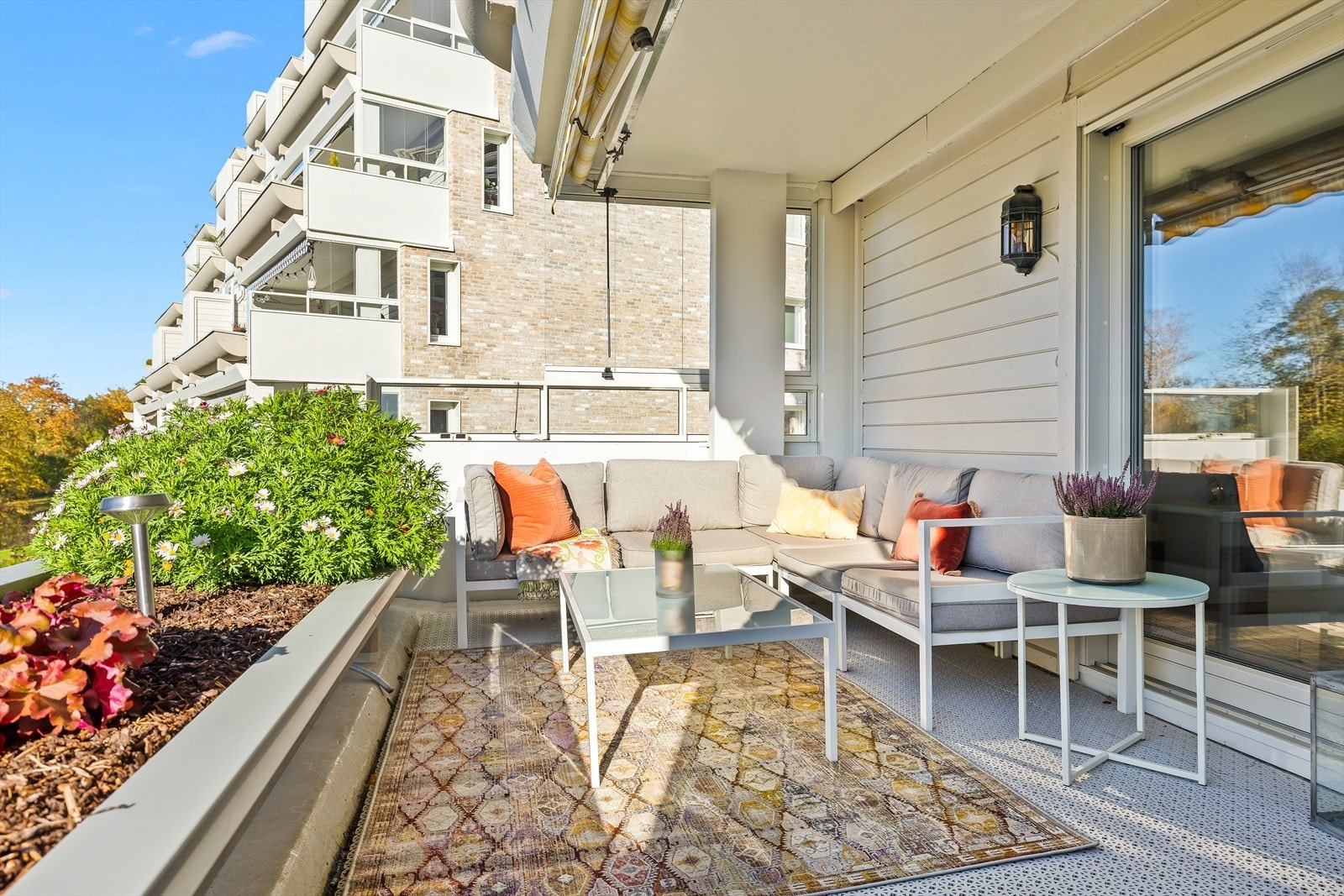 14 m² gir god plass til både grill og diverse utemøblement Galleribilde