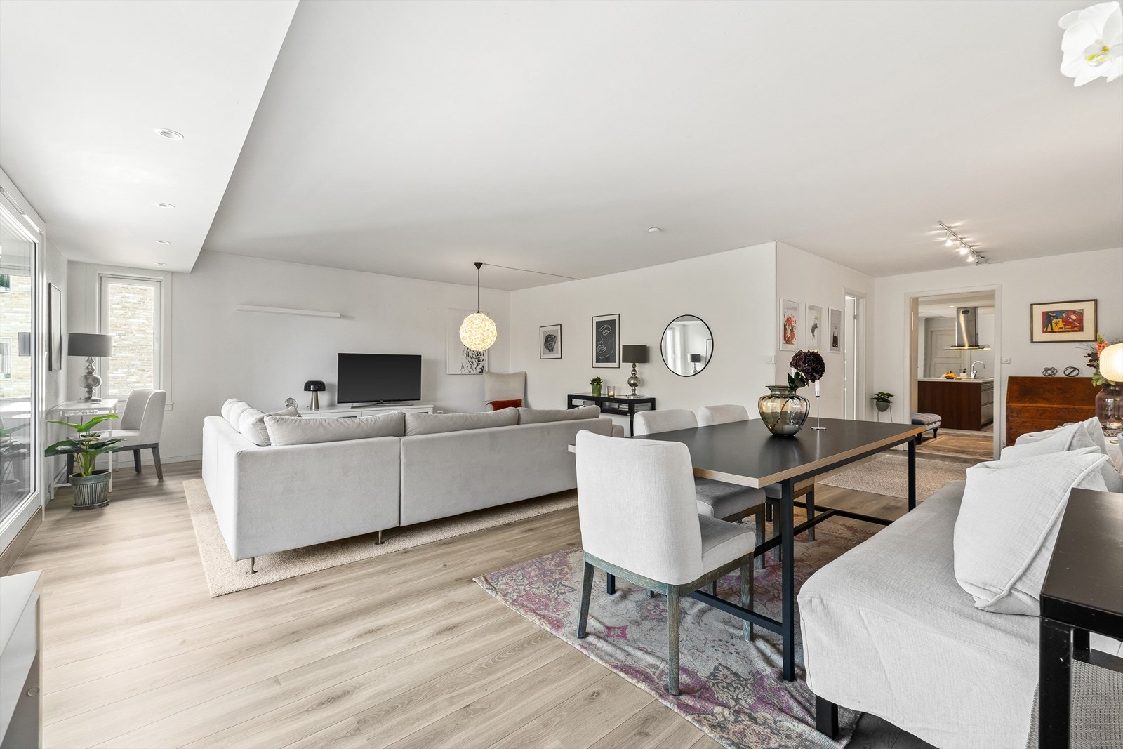 Kort vei fra kjøkken ut til spisestue Galleribilde