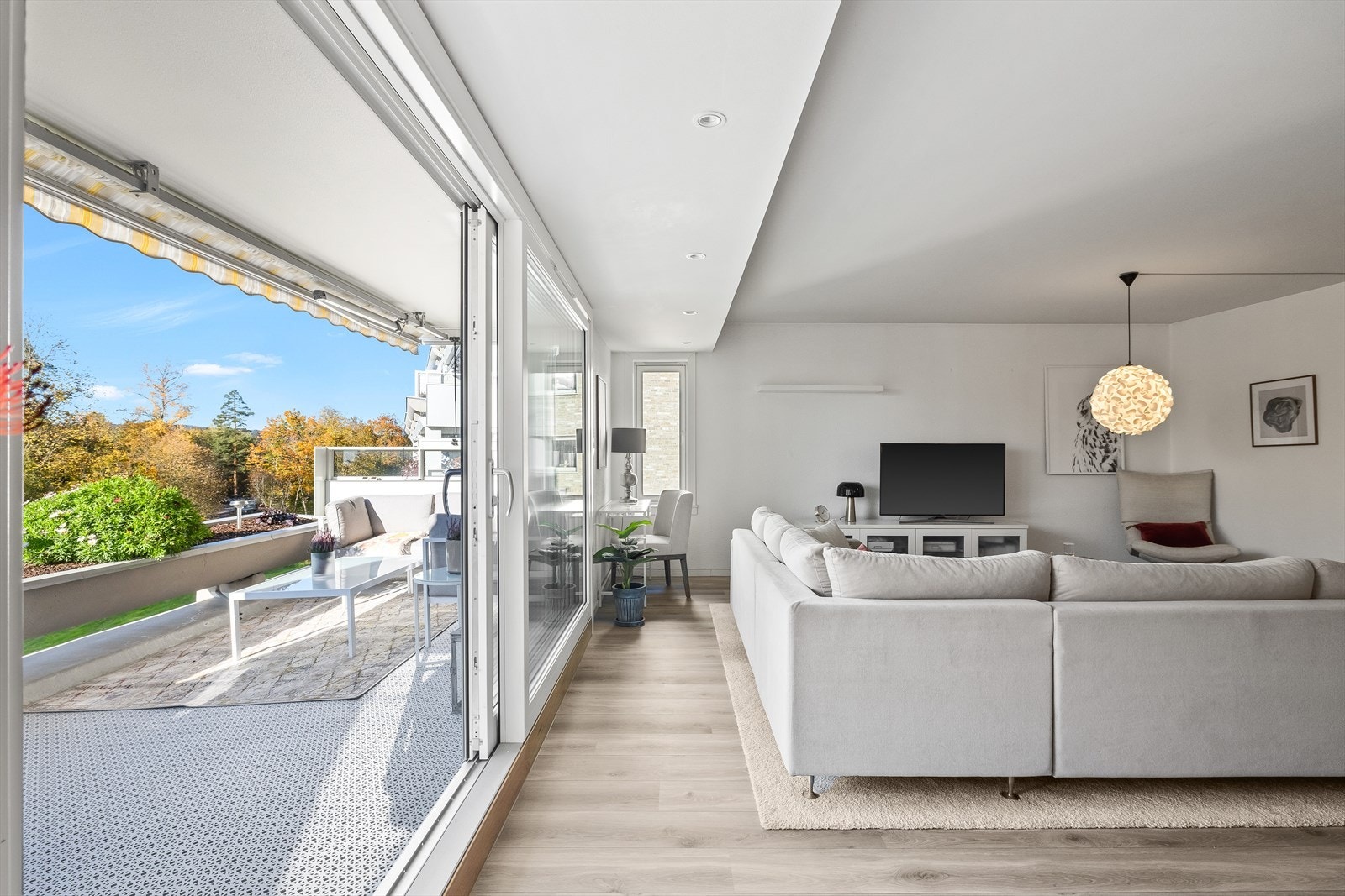 Fra stuen er det skyvedør ut til veranda Galleribilde