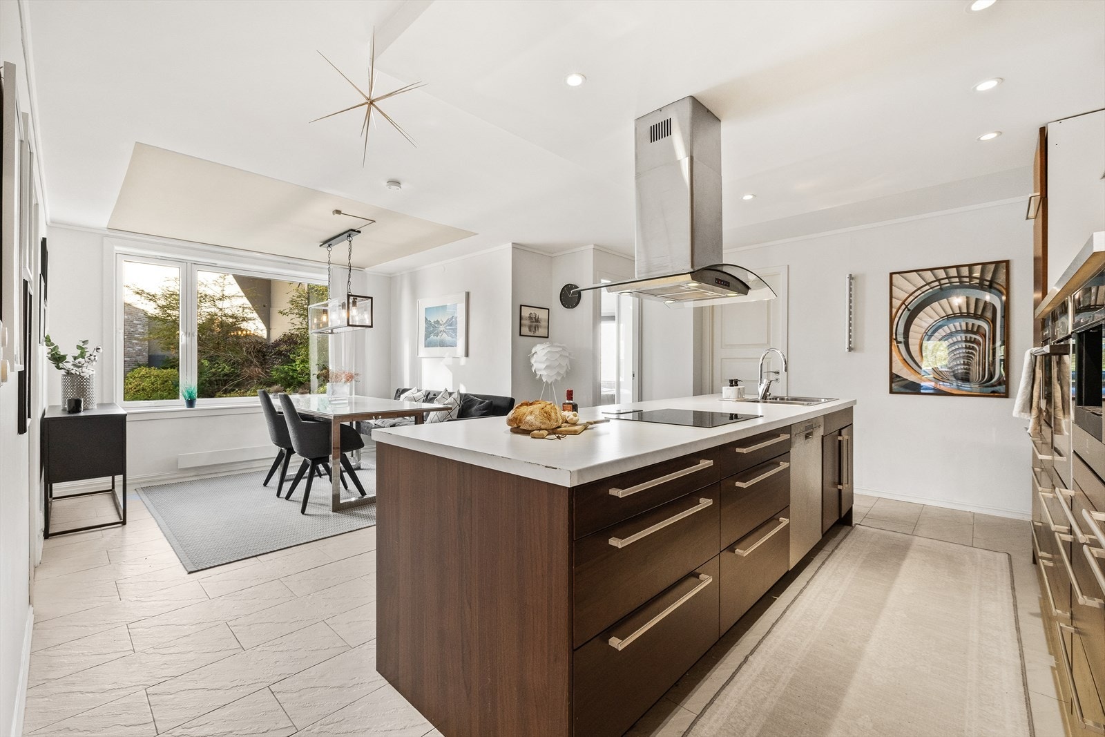 Spotter i tak for belysning. Kjøkkenet har egen spisesone Galleribilde