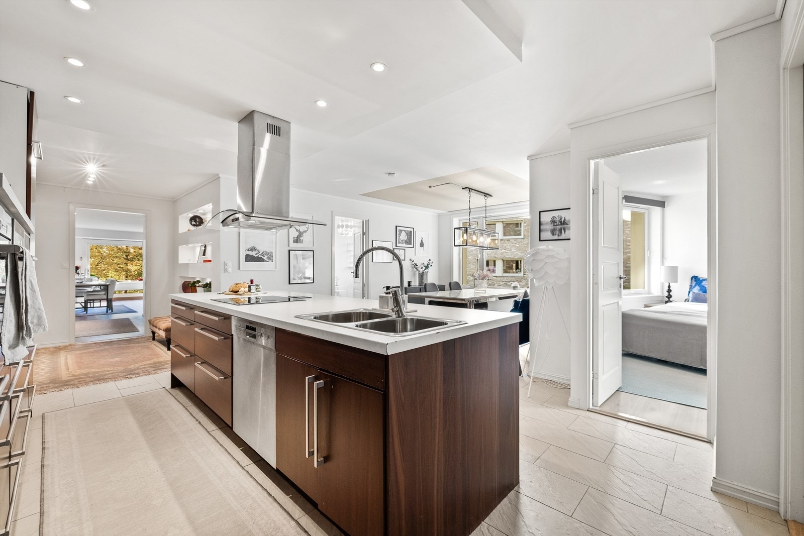 Meget åpent og luftig kjøkken Galleribilde