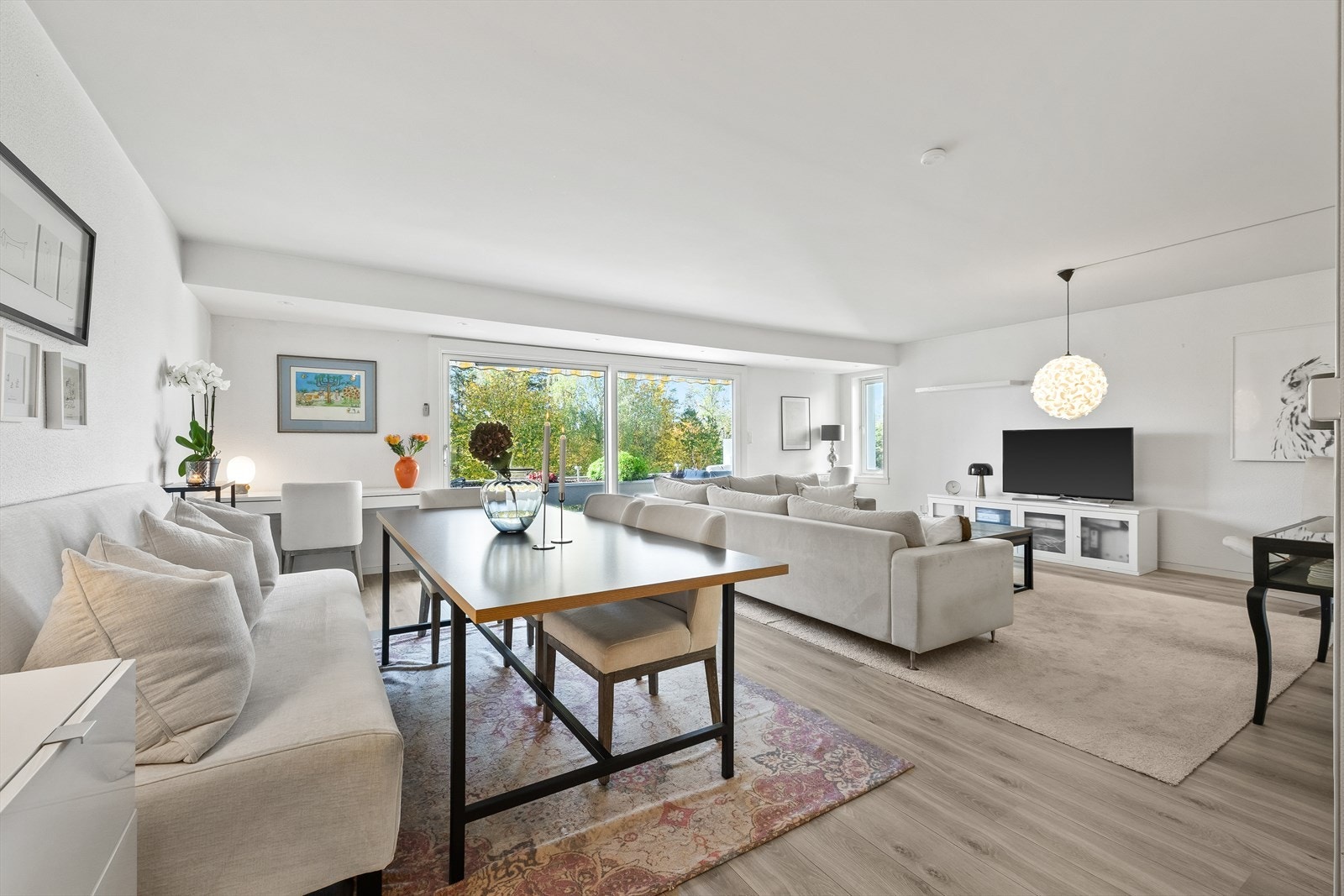 Lyse overflater og laminat gulv Galleribilde