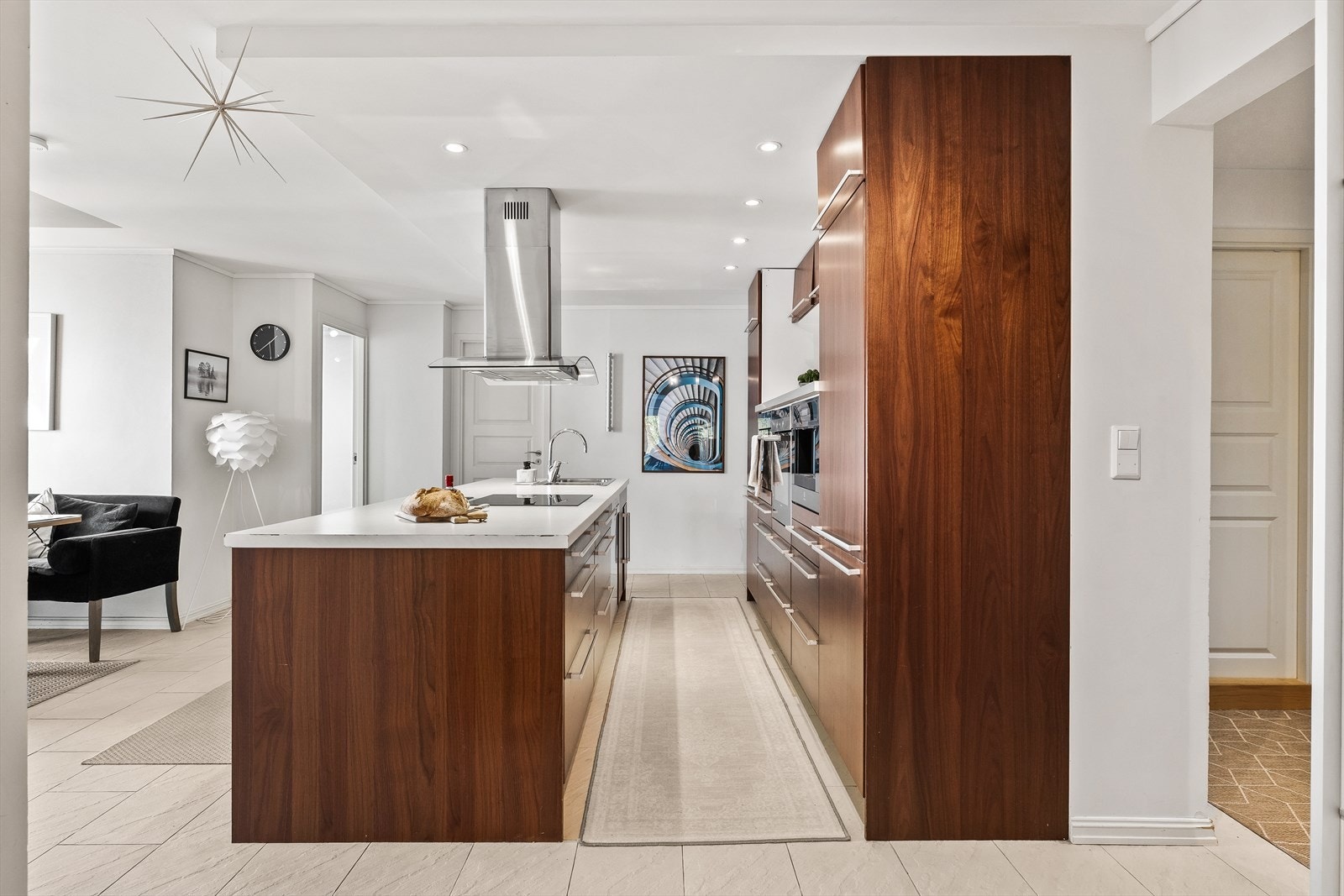 Epoq kjøkken fra 2012 med kjøkkenøy og fritthengende ventilator Galleribilde