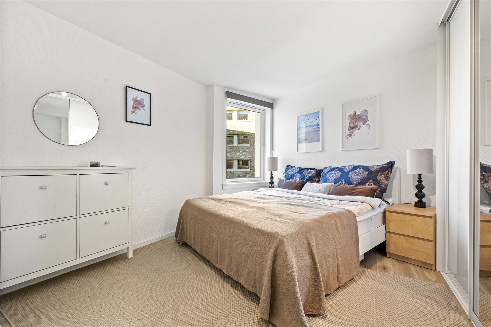 Soverom 3 er av god størrelse med plass til dobbeltseng og nattbord Galleribilde