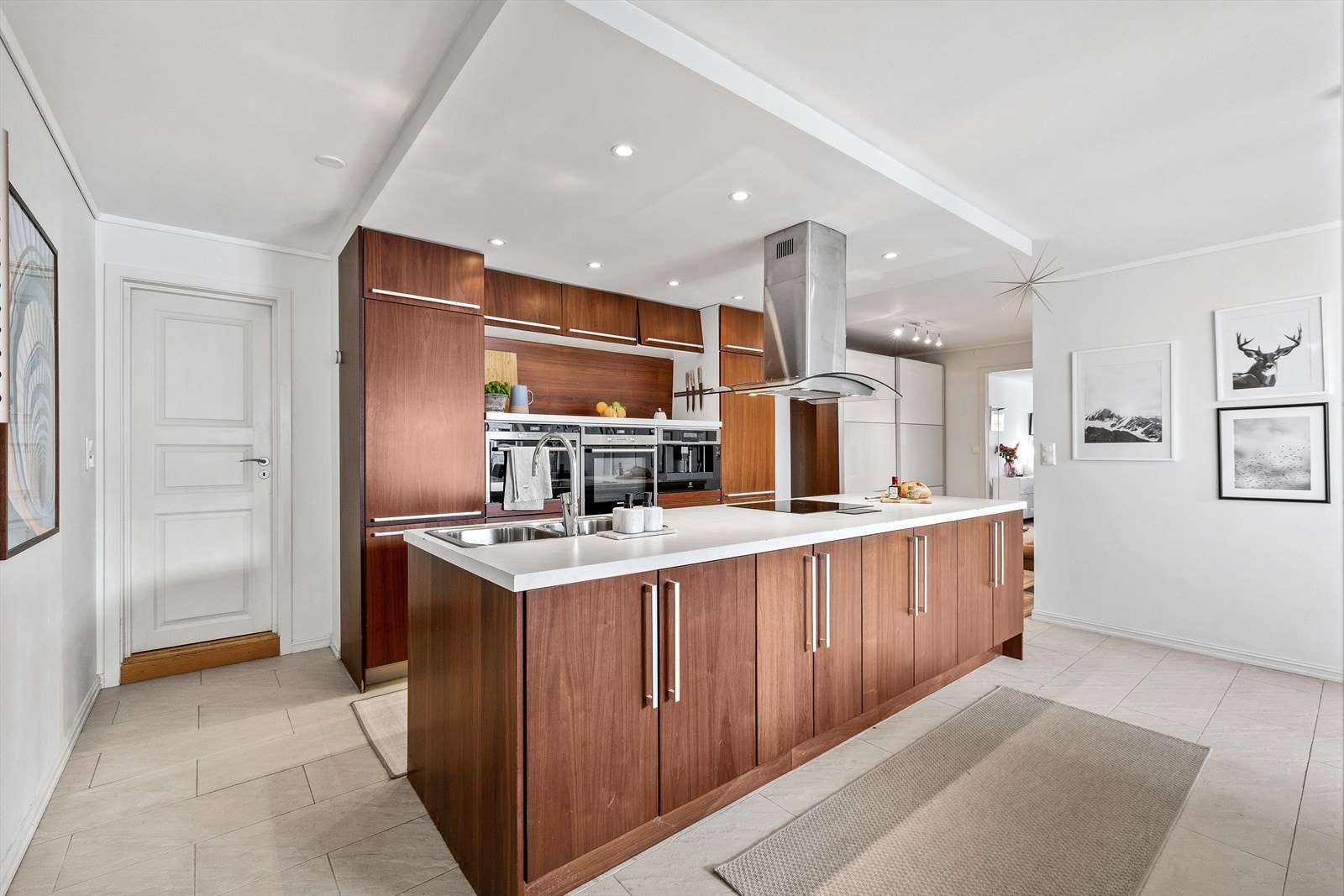 Praktisk med skap vendt mot spisesonen Galleribilde