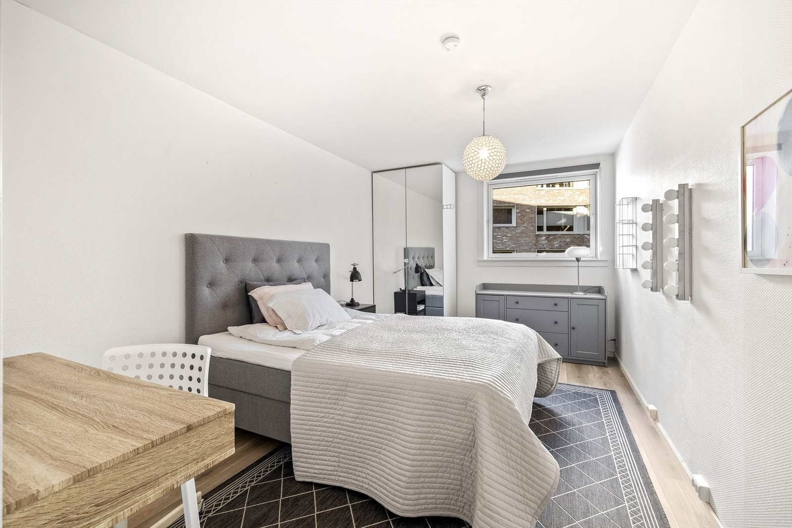 God plass til dobbeltseng og nattbord, samt skrivebord/kommode Galleribilde