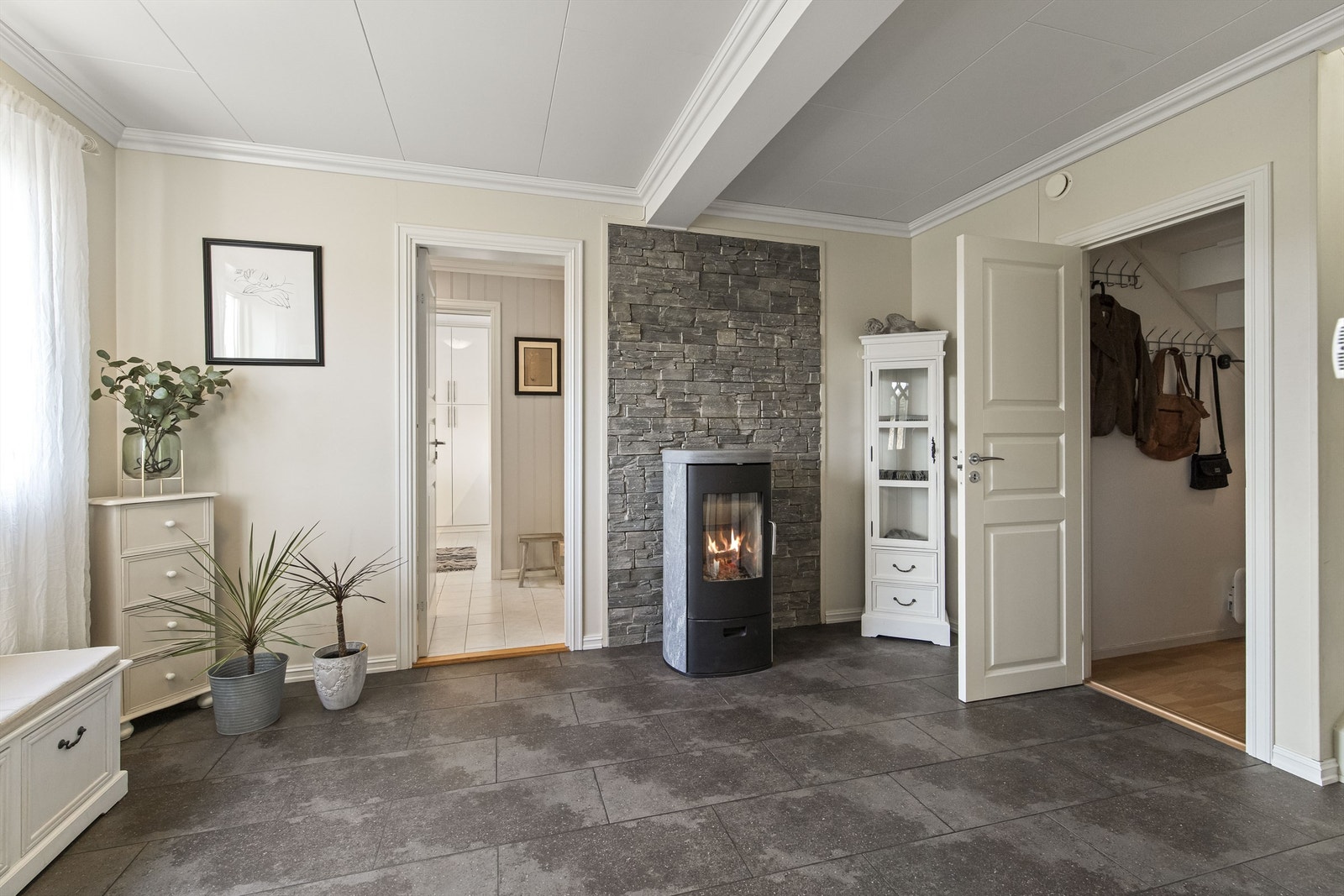 Gang med hyggelig peisovn Galleribilde