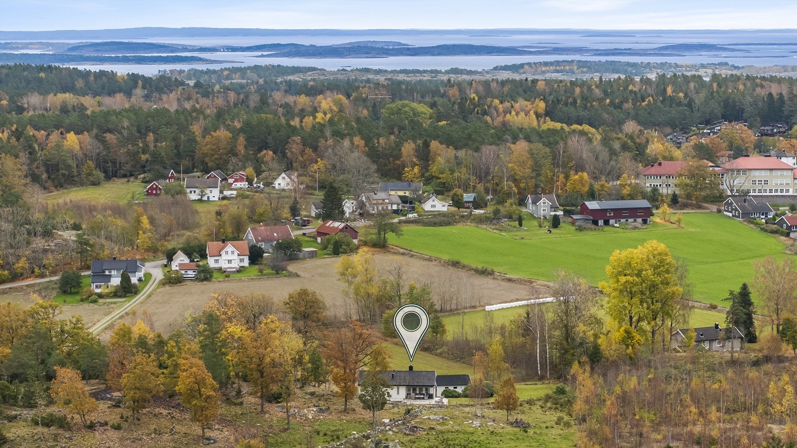 Torød skole ses i bakgrunnen. Galleribilde