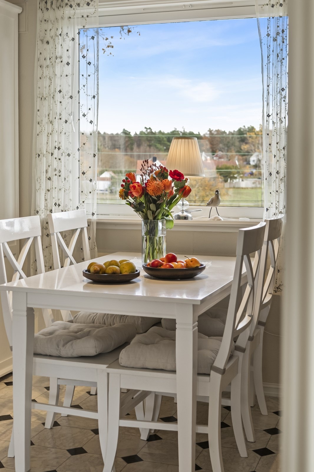 Koselig spiseplass med landlig utsyn Galleribilde