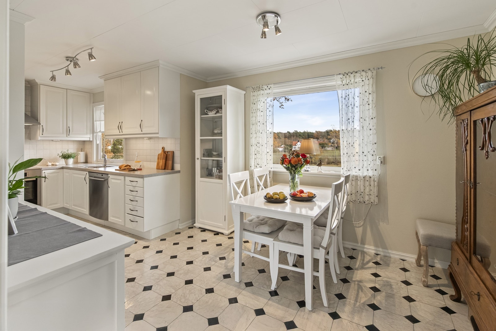 Klassisk kjøkken med hyggelig spiseplass Galleribilde