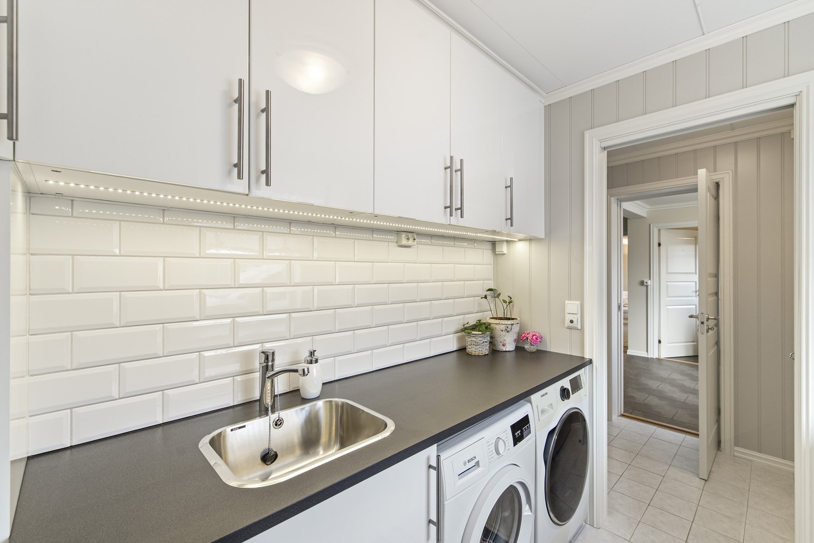 Vaskerom med masse skap og benkeplass Galleribilde