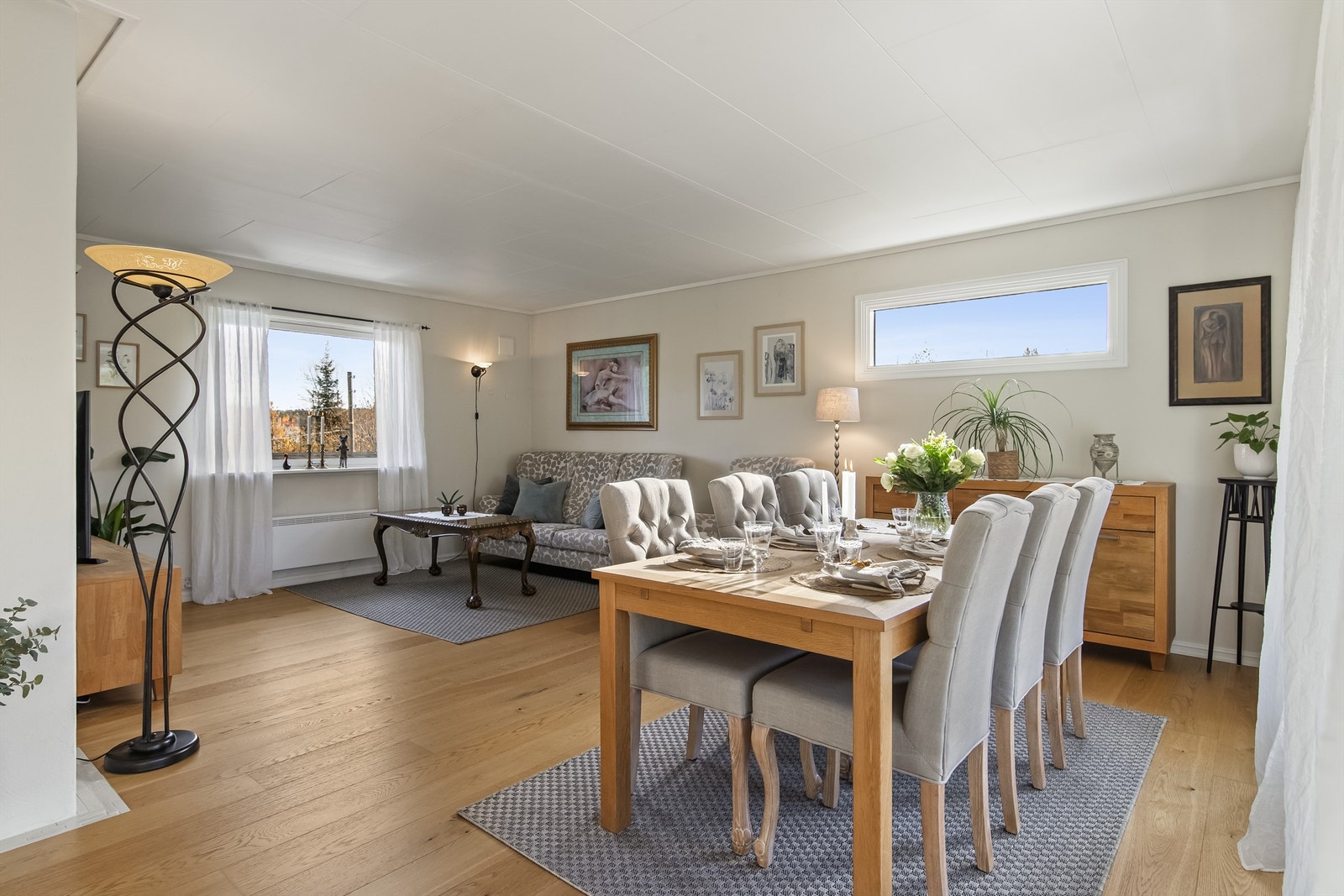 Lys og fin stuedel med utgang til hage/uteplass Galleribilde