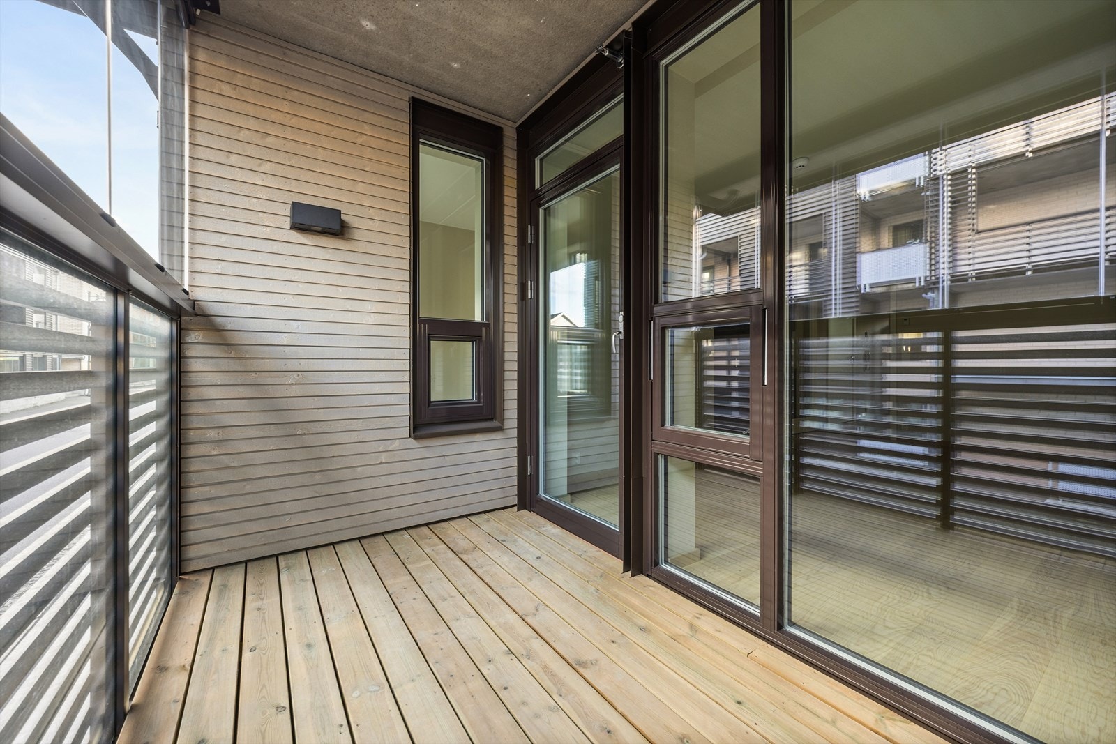 Verandaen er lun og takoverbygget Galleribilde