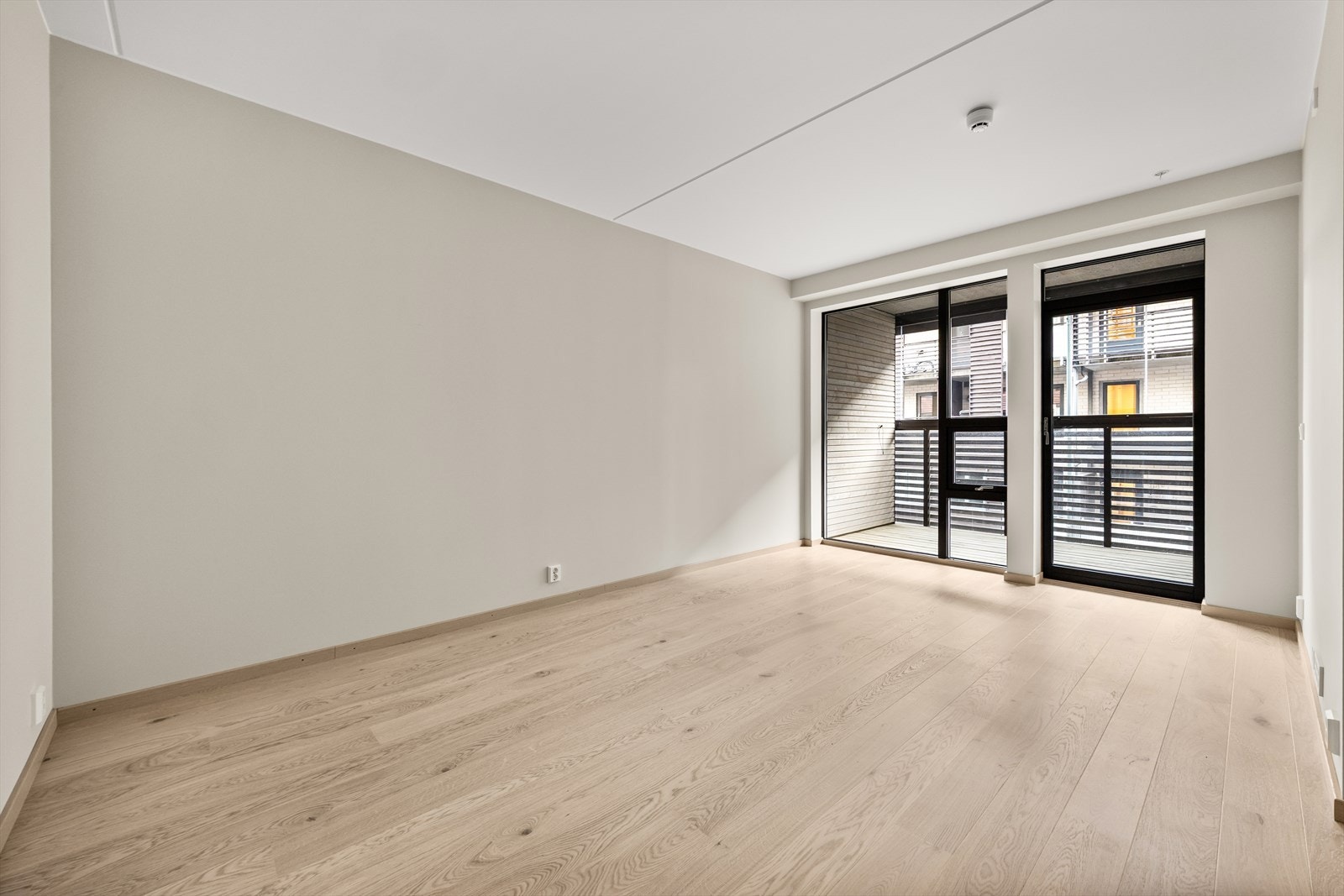 Overflatene er lyse og delikate, med glatte vegger og en-stavs eikeparkett Galleribilde