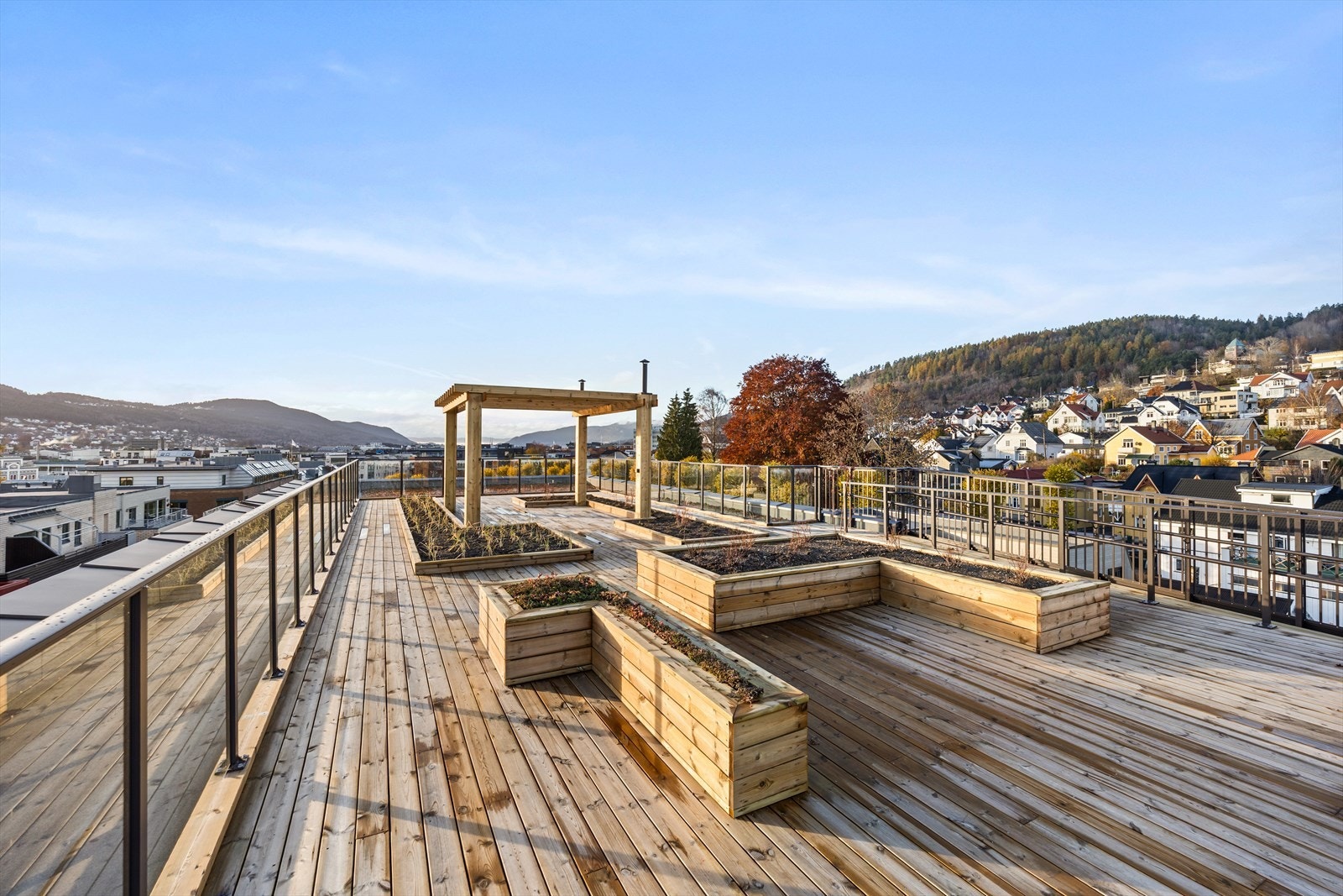 Her kan du nyte gode solforhold gjennom dagen, med flott utsikt over hele byen Galleribilde