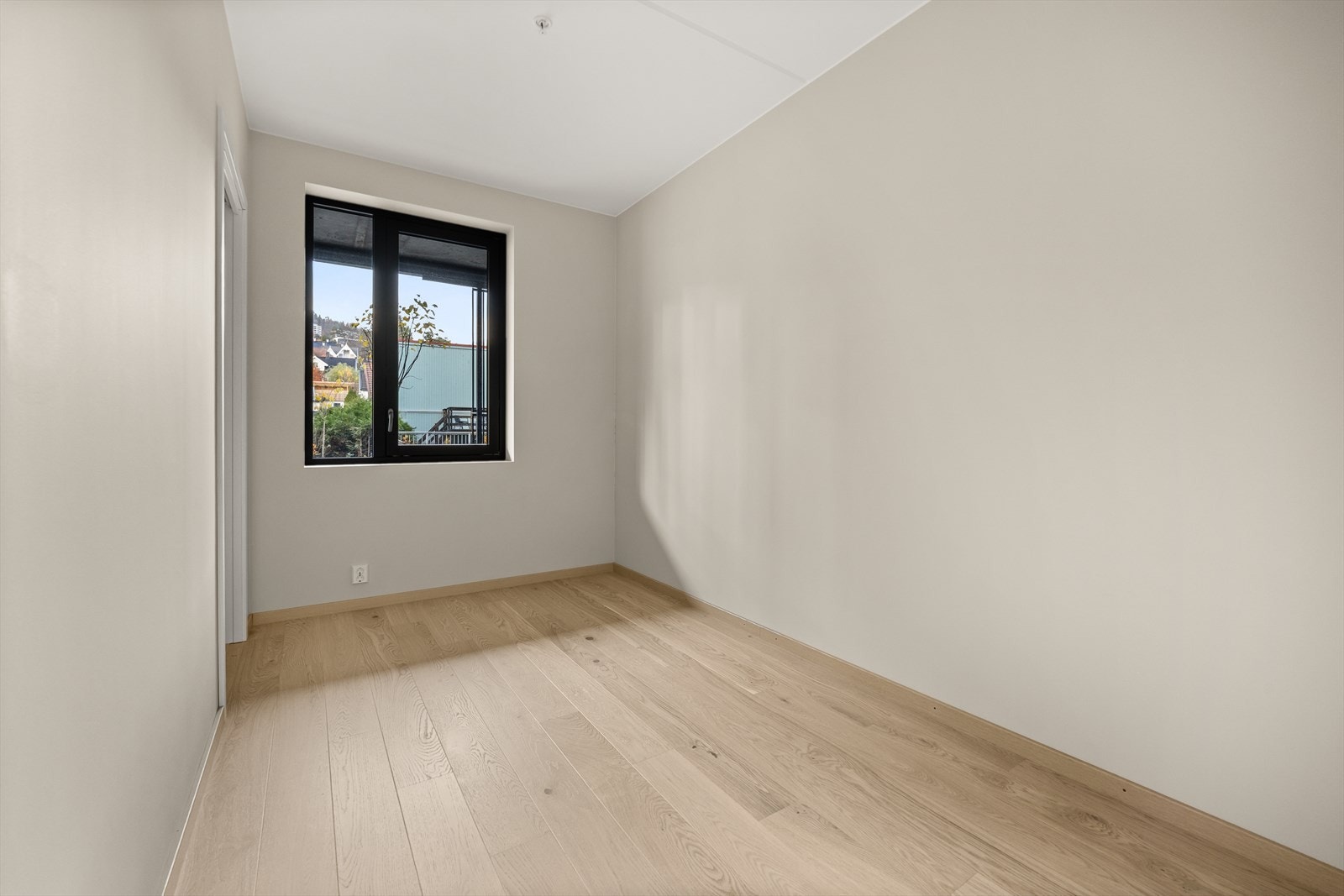 Hovedsoverom - vendt mot stille bakgård Galleribilde