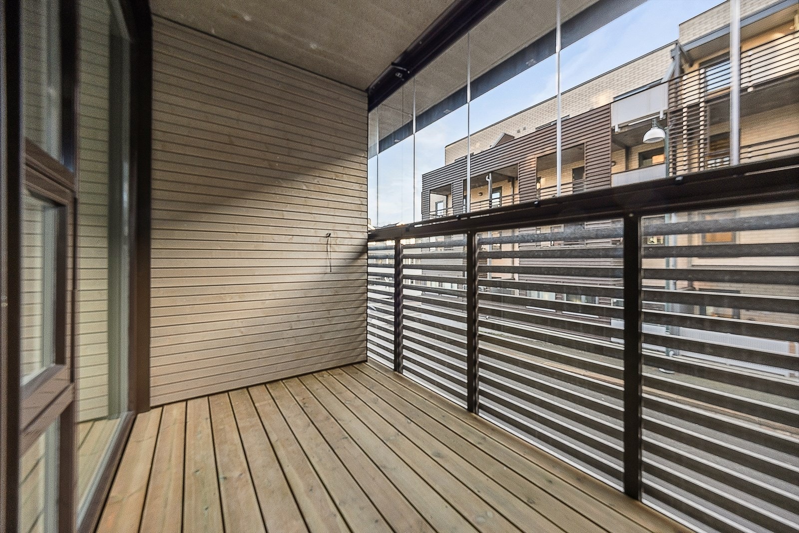 Fra stue er det utgang til innglasset balkong Galleribilde