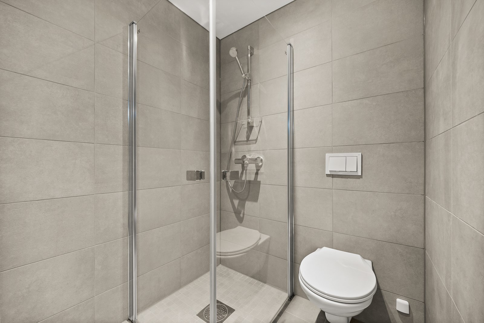 Badet er helfliset, med varmekabler i gulv og downlights i tak Galleribilde