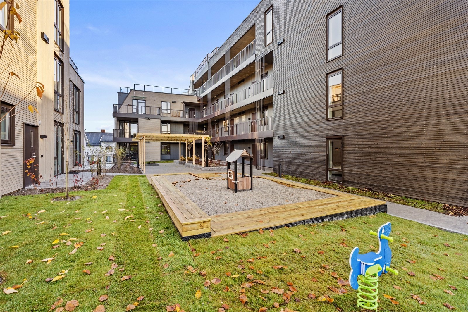 Bakgården er grønn og fin med tumleplass for små og store Galleribilde