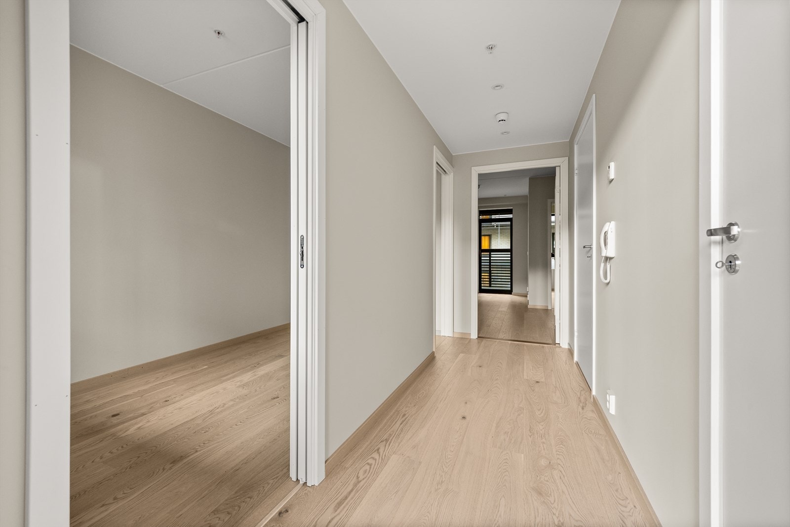 Entré/hall med adkomst til garderobe/bod Galleribilde