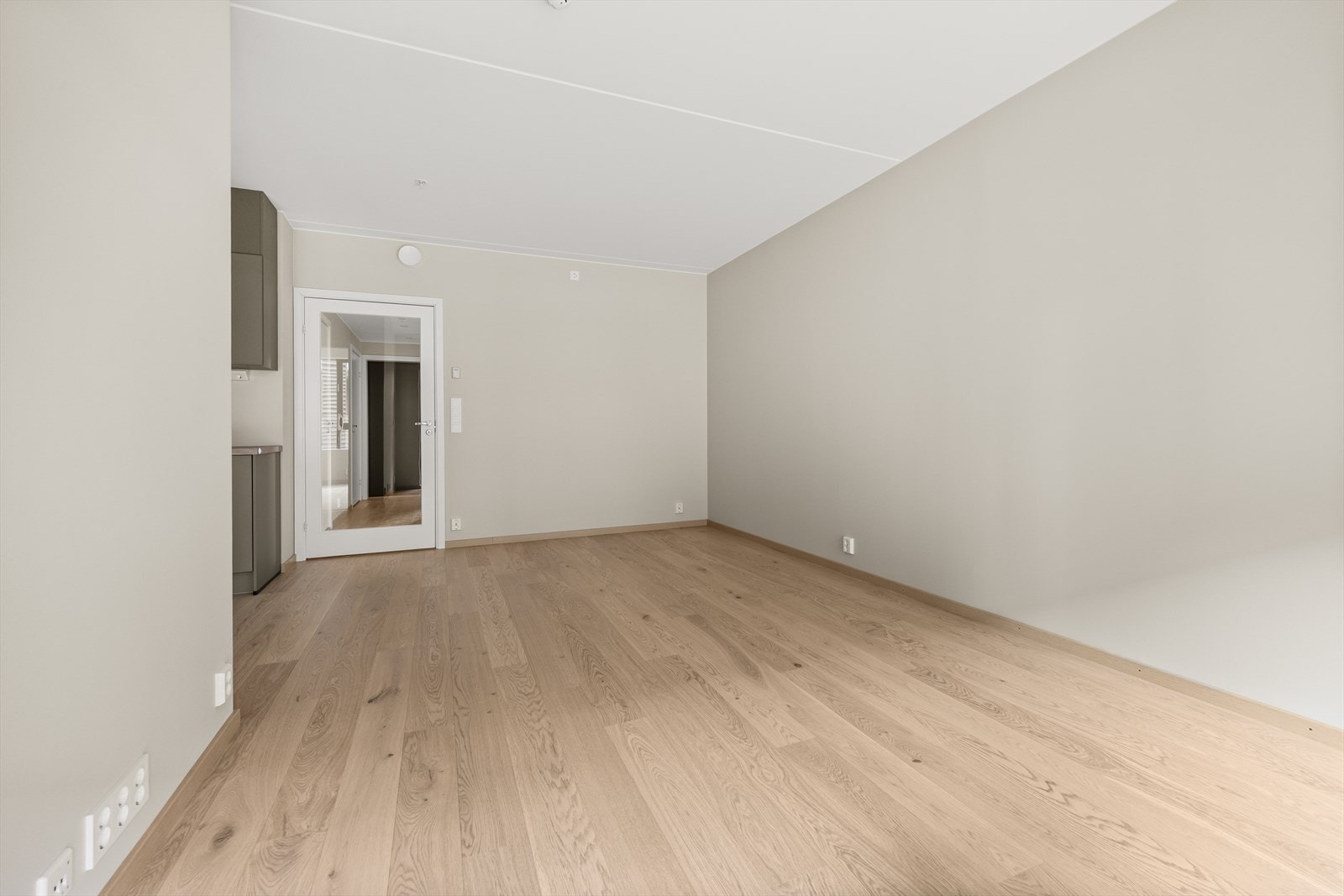 Stuen har naturlig møblering for både sofagruppe og spisebord Galleribilde