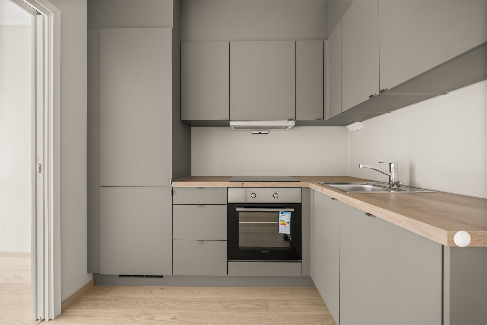 Kjøkken har godt med skap- og skuffeplass Galleribilde