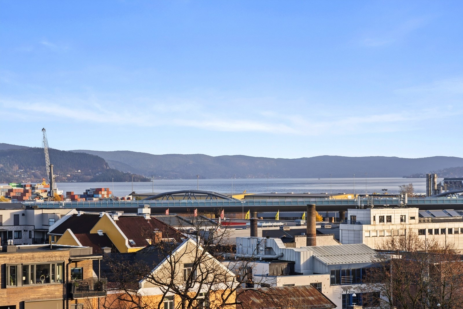 Utsikt - leiligheten ligger tett på fjorden og det nye sykehuset Galleribilde
