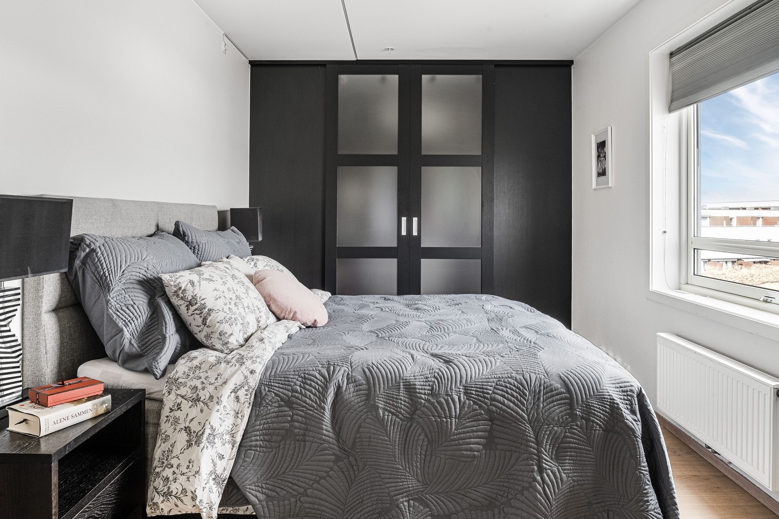 Hybel med Walk-in closet + kjøkken & bad - sengen medfølger ikke. Galleribilde