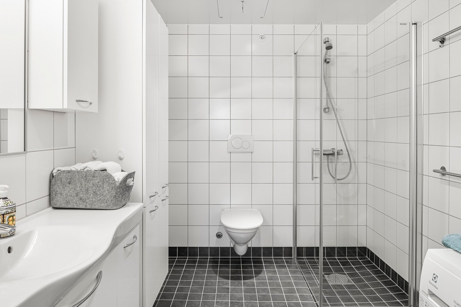 Pent, lyst flislagt bad Galleribilde