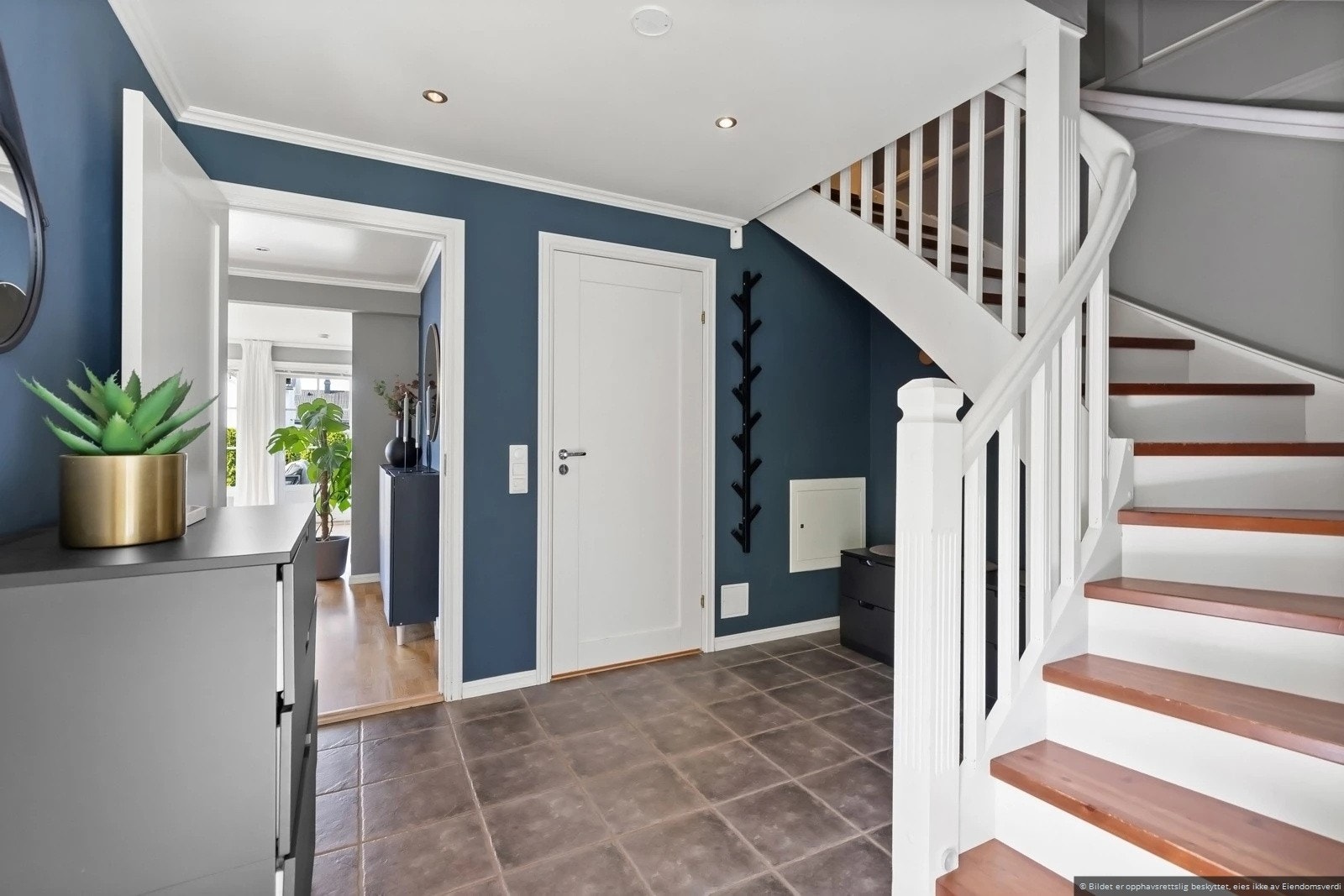 Velkommen inn! Innbydende gang med inngang til baderom og stue Galleribilde
