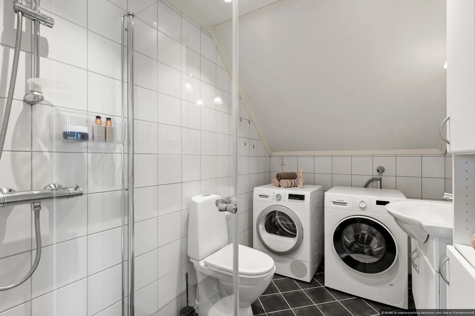 Boligens to bad er av fin størrelse. Badet i andre etasje har dusjhjørne + opplegg for vaskemaskin Galleribilde