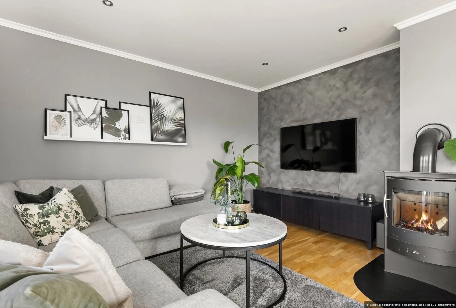 Stuen er lun og har en peis som varmer godt på kalde dager Galleribilde