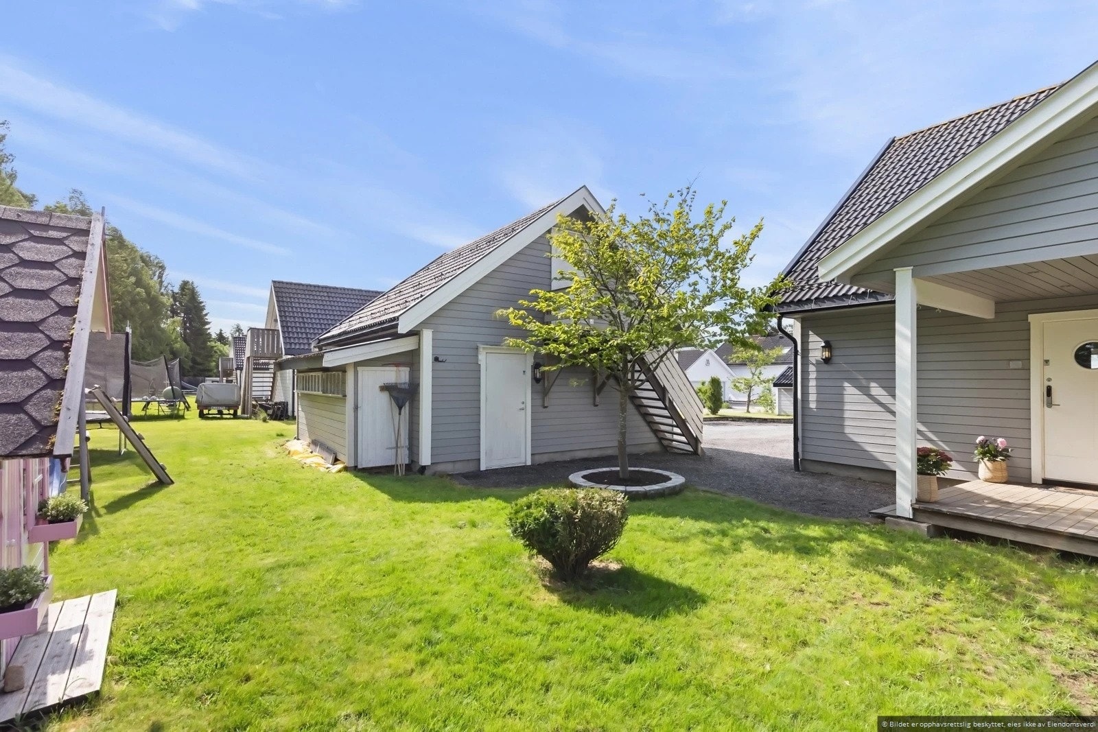 Boligen har en fin hage på baksiden Galleribilde