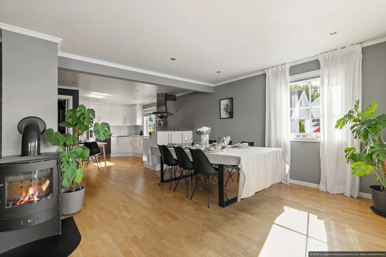 Det er god plass til spisebord mellom stue og kjøkken Galleribilde