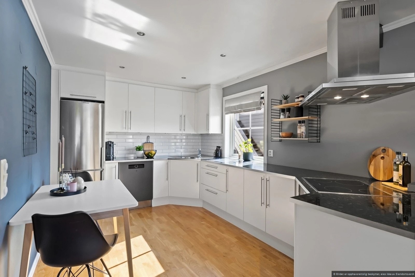 Stort og praktisk kjøkken med alt av hvitevarer Galleribilde