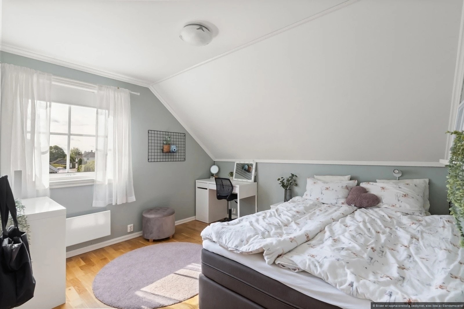 Romslig soverom med garderobeskap Galleribilde