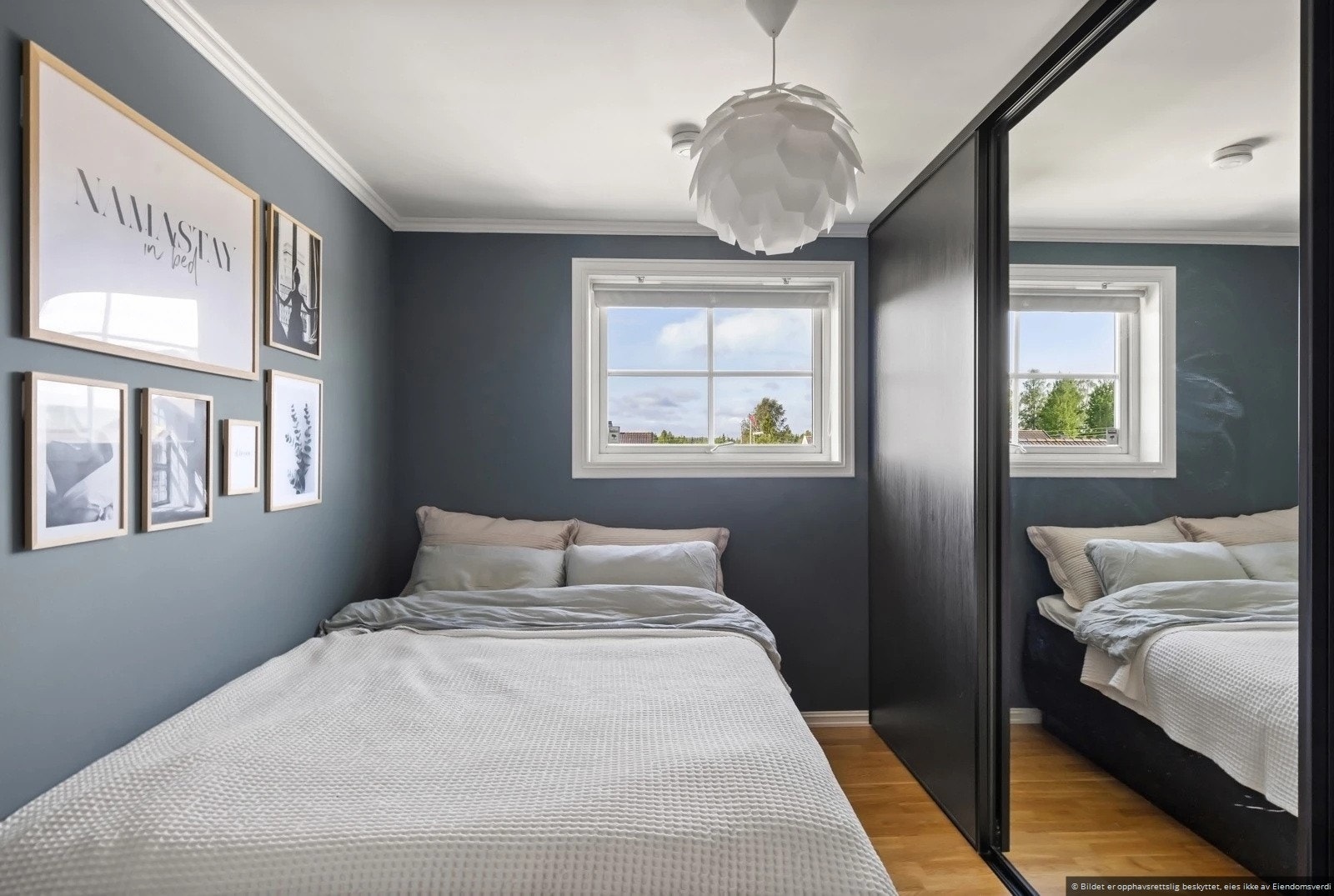 Soverom med skyvedørsgarderobe Galleribilde