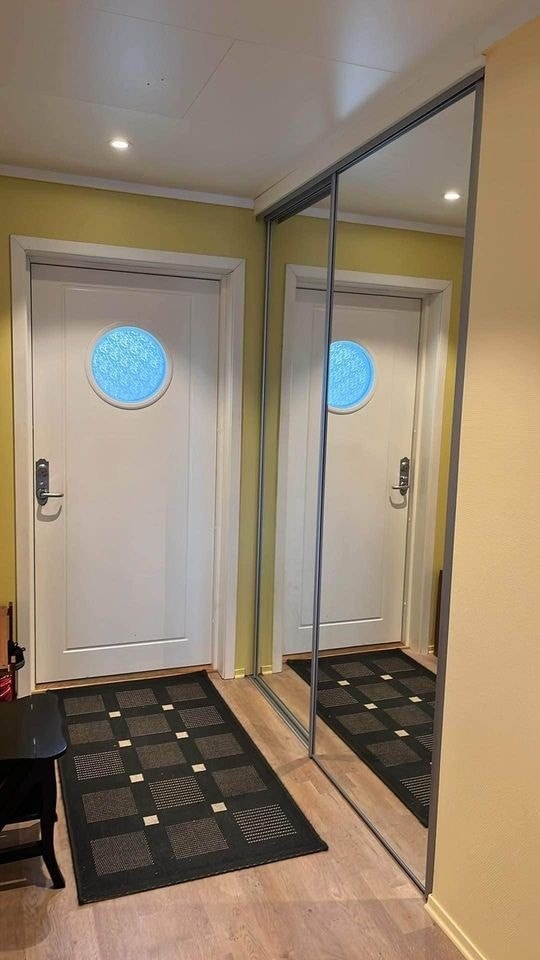 Inngangsparti med skyvedørsgarderobe Galleribilde