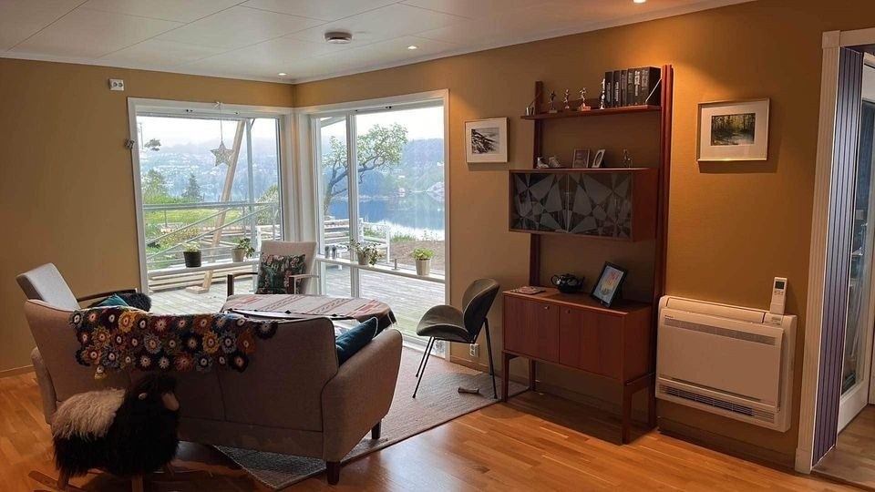 Flott utsikt fra stua. Stua er diger og delt inn i tre soner, tv-stue, salong og spisestue. Galleribilde