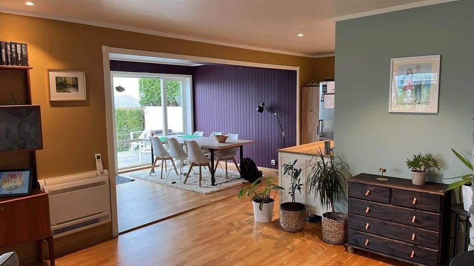 Spisestue sett fra tv-stue Galleribilde