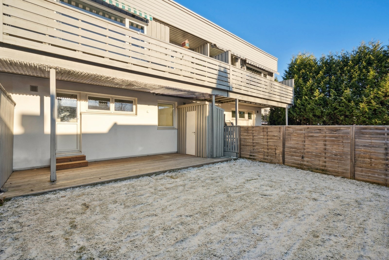 Praktisk utvendig bod på 2 m² gir ekstra lagringsplass. Galleribilde